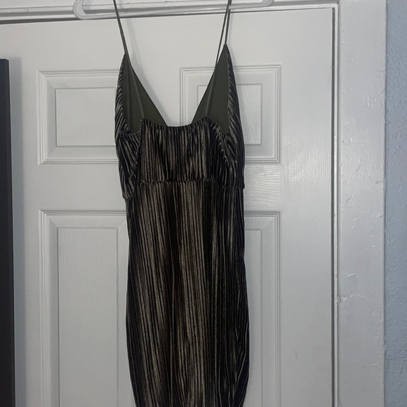 Pretty Little Thing Green Strappy Velvet Dress - Picture 2 of 4